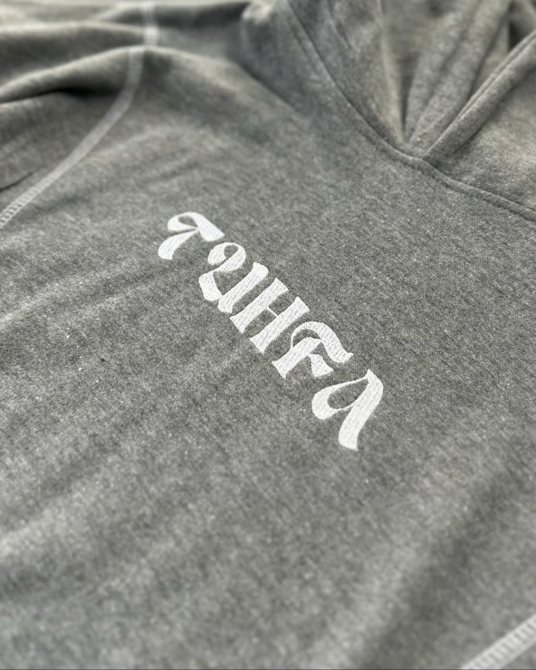 Tuhfa's gray hoodie — visuel 3
