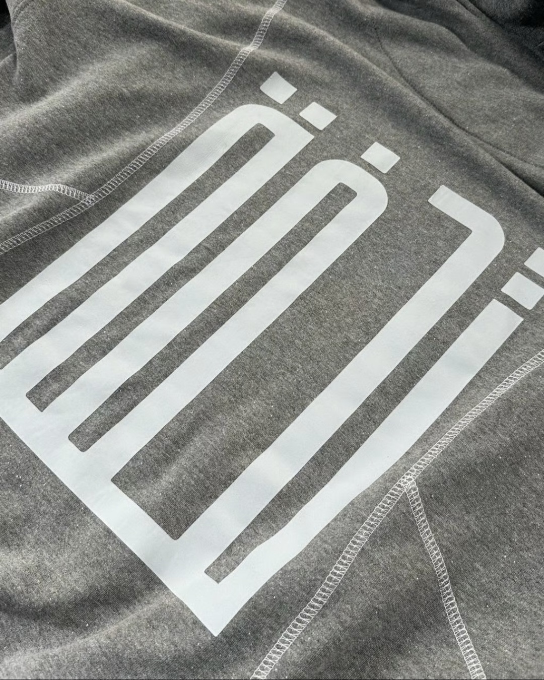 Tuhfa's gray hoodie — visuel 4